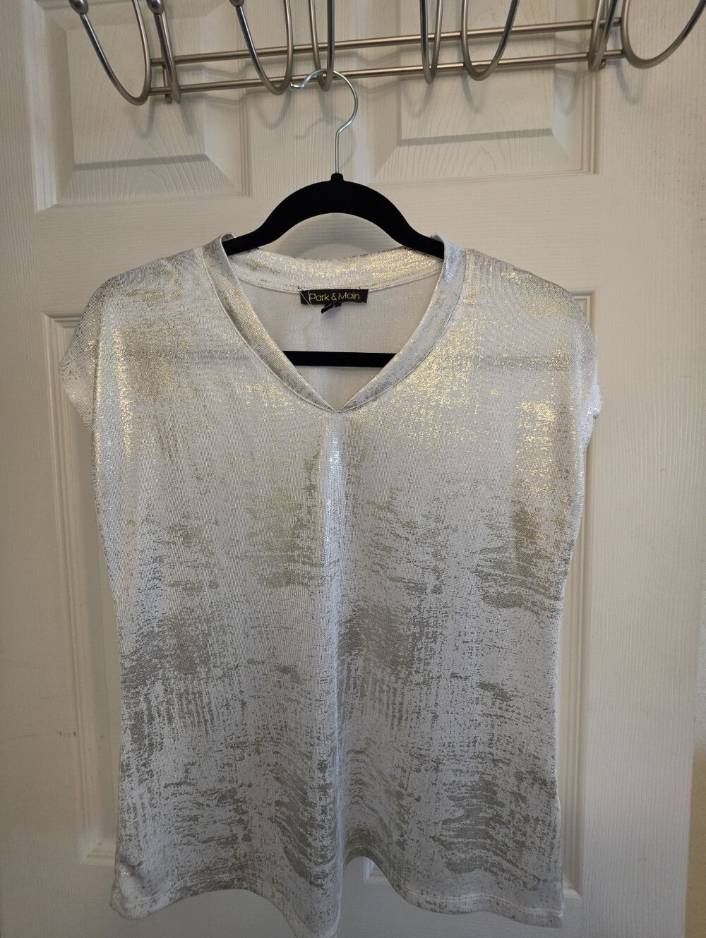 Park & Main Silver/Gold Metallic V-Neck Women's Top